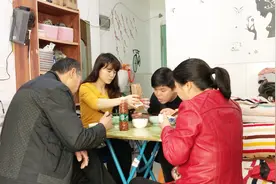 深圳打工：周末媳妇睡懒觉，婆婆早起做饭，简单的早餐吃的幸福视频封面