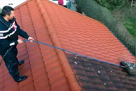 屋顶的瓦片太脏了，清洗一下焕然一新，看着真舒服！视频封面