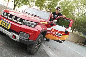 比坦克300硬派性价比更高！实拍BJ40城市猎人版，兼顾越野和家用视频封面