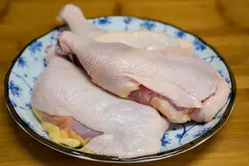 做鸡腿时要不要焯水，很多人做错了，难怪不好吃，肉质鲜嫩有诀窍