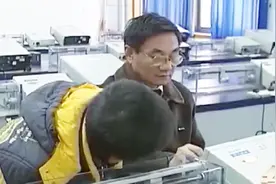 男孩听力超乎常人 竟能听到蝙蝠的超声波 耳廓还能有节奏的抖动视频封面