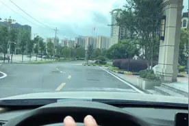 开车躲避下井盖，这个方法很管用，新手司机轻松学会