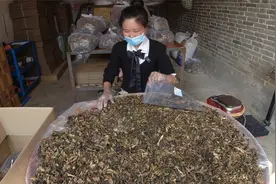 纯手工制作的梅菜干，晒干放上一年不会坏，用来炖肉味道一绝！