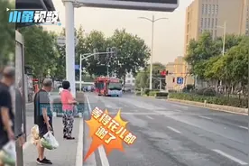 南京公交车集体降速，进站限速5码右转限速10码：上班都要迟到了视频封面