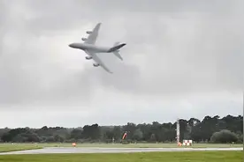 超陡转弯！牛掰的飞行员驾驶空客A380客机，航展展示A380机动性视频封面