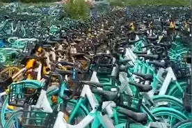 密密麻麻！西安一小区变共享单车"坟场"，城管：暂存这里正在清运