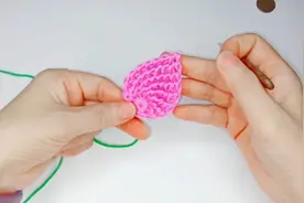 教你钩织一款小树叶装饰，钩织简单有趣，可以作手链、包包挂件!