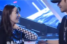 太尴尬，罗志祥当众挠热巴的手臂，吓得热巴飚出新疆腔视频封面