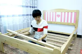 农村木匠教你“自制实木床”，比买的更漂亮、更结实，先收藏了。