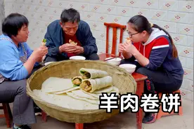 烙几张小薄饼，卷上孜然羊肉和大葱，吃起来美得很！