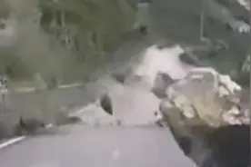 神反应！地震时突遇落石 男子快速倒车躲过一劫