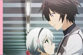 兄妹番：妹妹刚入学就在全校同学的面前抱着哥哥，兄妹感情真好。视频封面