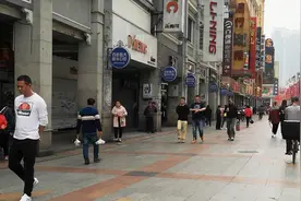 上下九今不如昔，顾客稀少，只剩下游客了，但却成了秀场