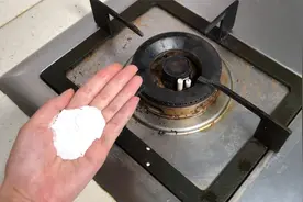 燃气灶上撒一把，油渍污渍全去除，简单轻松，看完试试视频封面