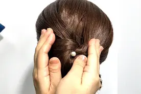 妈妈出门发型这样扎更雅致，发型大方不张扬，扎法也很特别