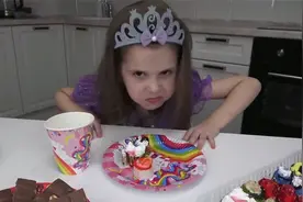 儿童视频：小女孩准备好的蛋糕被妹妹吃掉了，姐姐要被气哭了视频封面