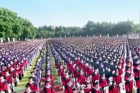 70年，中国建成世界最大高等教育体系，培养大学生累计超1.2亿人视频封面