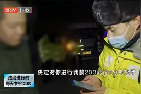 大货车司机集体停高速休息睡觉，谁料被交警抓住问原因，原因惊人