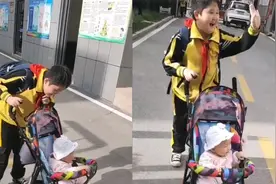 10岁哥哥推着1岁妹妹上街 见到认识人就炫耀：这是我妹妹可爱不？