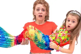 小女孩把美人鱼玩具丢进了浴缸里，没想到竟然变成真的美人鱼！视频封面