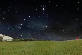 晚上抬头看，头顶那壮丽的三角形，就是夏季星空标志：夏季大三角