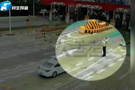 河南长葛：高速收费站俯身捡国旗的他，弯腰动作太帅了！视频封面