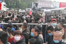 黄山景区现场拥挤不堪 官方公告停止接待游客视频封面