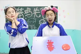 短剧：白雪和同桌玩雕像游戏，看白雪把同桌做成什么样了？太逗了