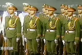 首批驻港部队仪仗队老兵，退伍20年后亮相，帅气英姿仍不减当年 视频封面