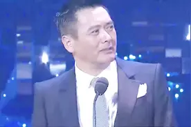 周润发给主持人使个眼色，主持人吓得说话都不利索，气场太强了视频封面