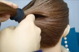 美美的逛街约会发型，扎法简约还爱洋气，简单几下就完成