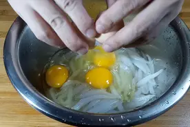 20年的厨师教你银鱼的做法，这样做的银鱼营养好吃，上桌马上光盘