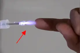 不可思议的科学实验，火焰不会烧伤手指，你知道原理吗？视频封面