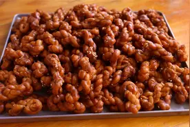 嫌外面卖的红糖小麻花太贵，教你在家做，酥香可口，好吃又实惠