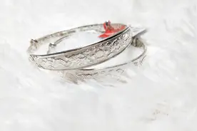 宝宝的金银镯长命锁，该由姥姥还是奶奶买？戴这些需要注意什么