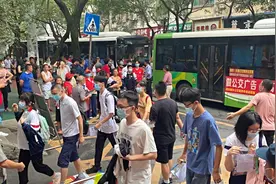 人民日报评论：高考迟到仍能进考场？为这样的“破例”点赞视频封面