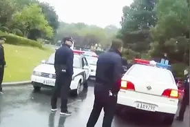 保安太“牛”了！法官亮明身份送传票被阻拦，因妨碍公务全部处理视频封面