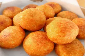 把面粉倒入开水锅中，教你在家做炸油糕，外酥里糯个个空心