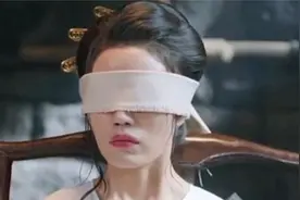 盘点六大用刑爆笑场面，男子竟把美女鞋子脱了挠痒痒，谁受得了啊