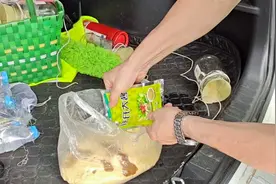 东北小伙用1斤苞米面，3袋臭大酱，11个玻璃瓶来捕鱼，能闷多少鱼