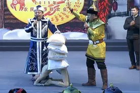 看似柔弱的美女，后下腰时身体能承受200斤的重量，网友：真功夫视频封面