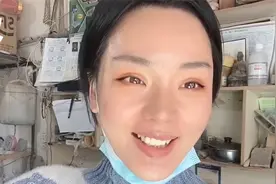 妹子一块7公斤重的和田玉且末青白料，切出8个精品手镯，这波血赚视频封面