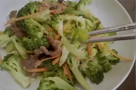 尿毒症肥娟发黄的西兰花，并没有丢掉，照样煮来吃，没想到真下饭视频封面