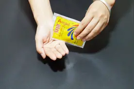 牛奶加上酵母粉，好用又省钱，聪明的女生抢着用，看完回家也试试视频封面