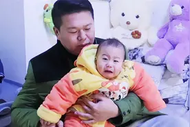 爸爸下班回家抱儿子说：宝宝饿了要吃奶，刚喂完奶的妈妈无言以对视频封面