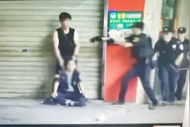 广州一男子劫持他人菜刀架脖子上拽头发拖行 警方已成功处置视频封面