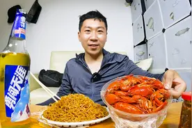 两斤小龙虾配上两斤香油粉面，外卖小哥有些倒霉，要好好吃喝一番视频封面