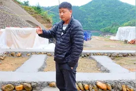 由于地基前高后低，用了很多石头铺垫找平，整个地梁框架基本成型