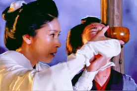 母亲逼迫女儿怀上妖怪，只为利用她大发横财，奇幻片《恐怖新闻》视频封面