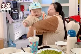 13个月宝宝鬼灵精怪，看到妈妈喝奶茶受不了，非要把奶茶夺过来喝视频封面